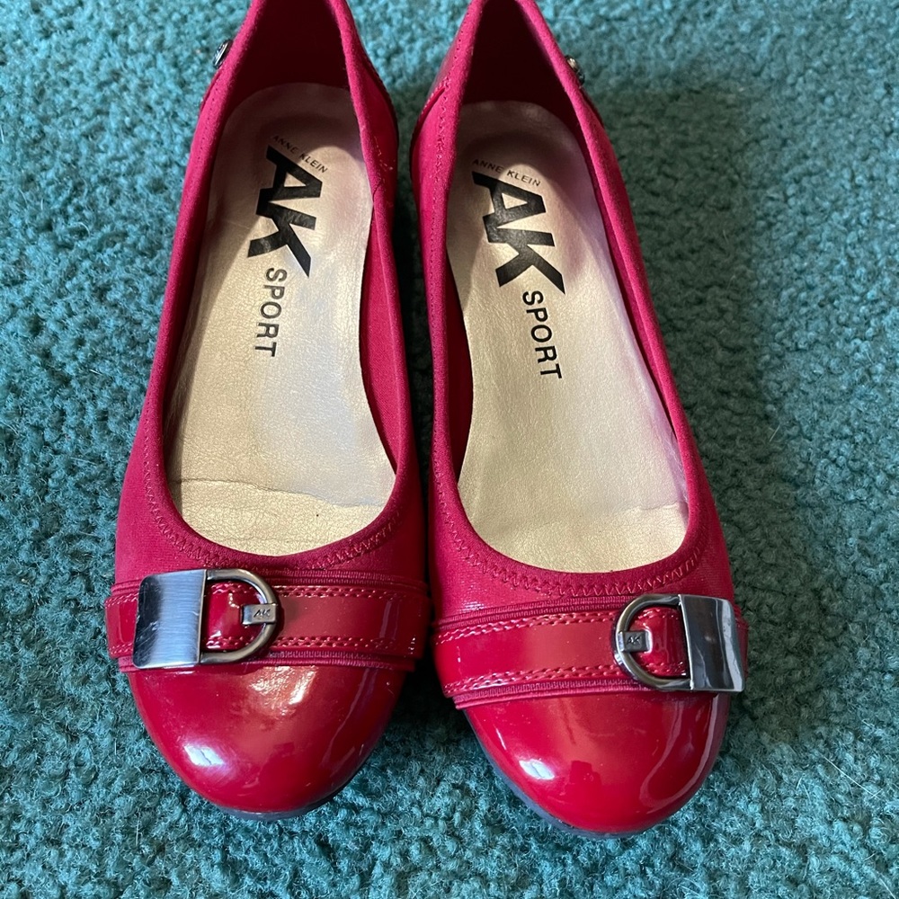 Size 7 red pumps